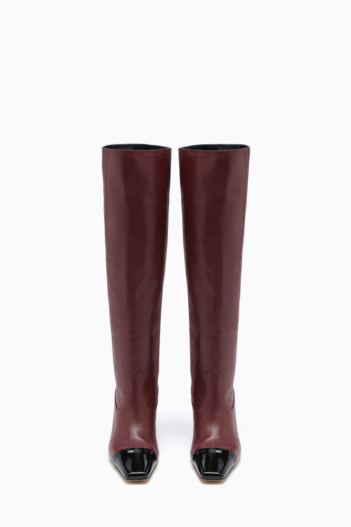 Bottes hautes en cuir de veau acajou, vue de face de la paire avec bout cap en vernis | Ulla Johnson