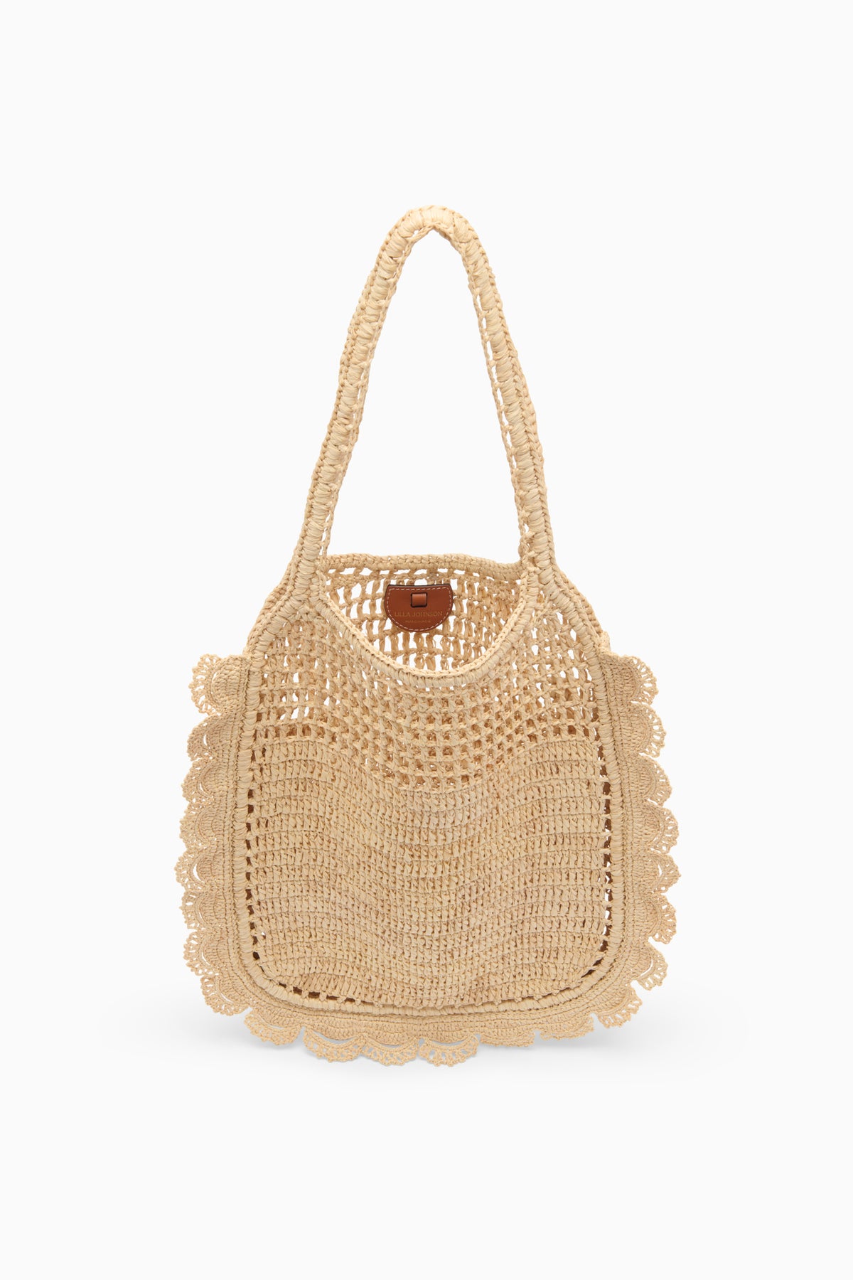 Panier plat naturel en raphia crocheté à la main avec fermoir en cuir - Vue avant | Ulla Johnson