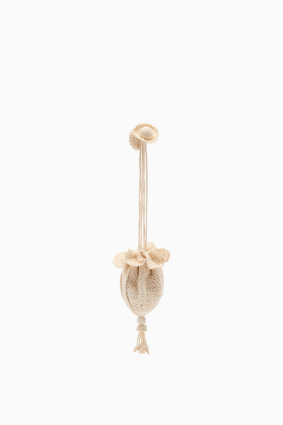 Pochette sirène en crochet de coton naturel avec motifs floraux et pompon - Vue de face | Ulla Johnson