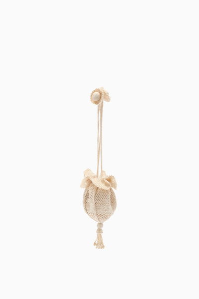 Sac sirène en crochet fait main naturel avec cordon de serrage et détail floral - Vue latérale | Ulla Johnson