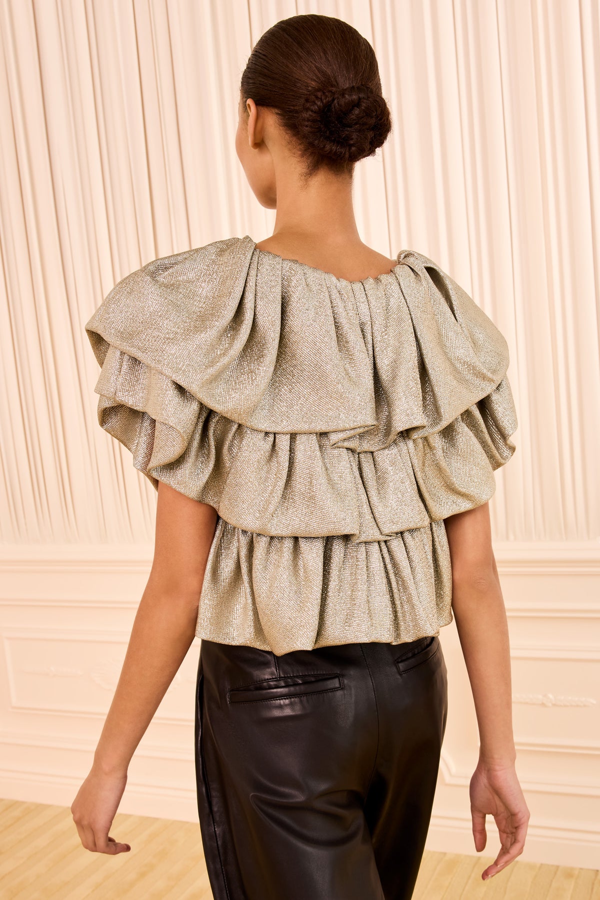 Top à volants lamé lurex Argent - Vue de dos sur mannequin | Ulla Johnson