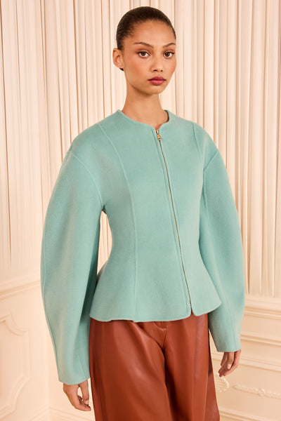 Giacca con zip aderente in lana e cashmere color Juniper - Vista frontale su modella | Ulla Johnson