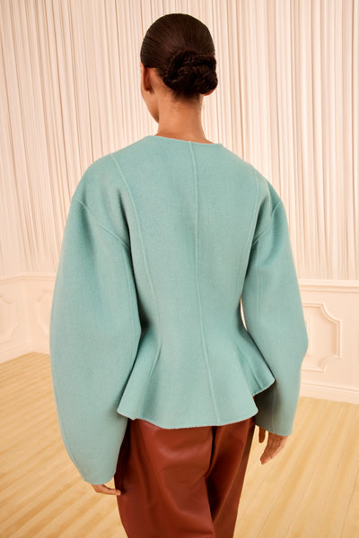 Giacca aderente in lana e cashmere di lusso color Juniper - Vista posteriore, silhouette peplum | Ulla Johnson