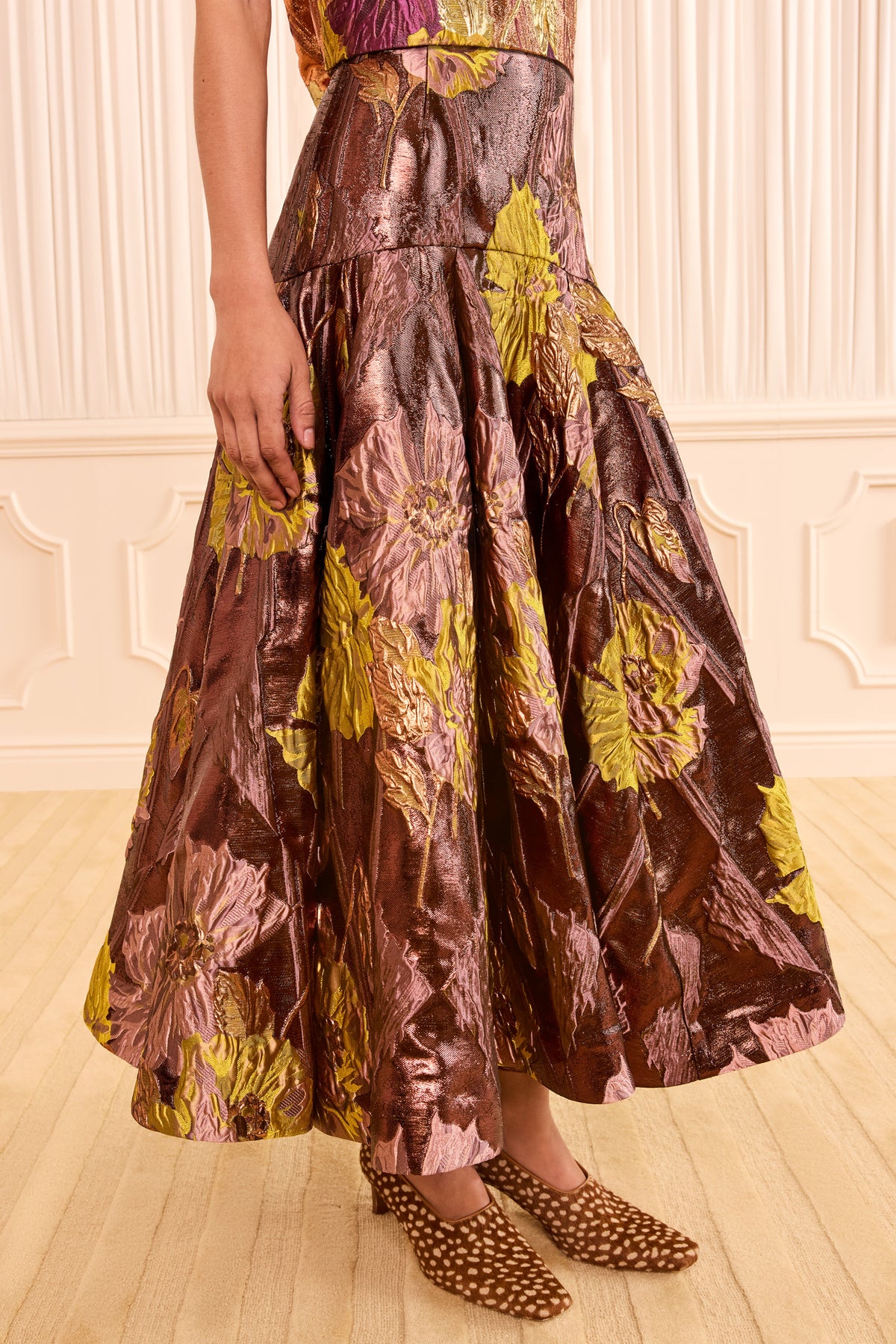 Jupe midi évasée en jacquard Lurex Metalrose - Gros plan sur jupe plissée | Ulla Johnson