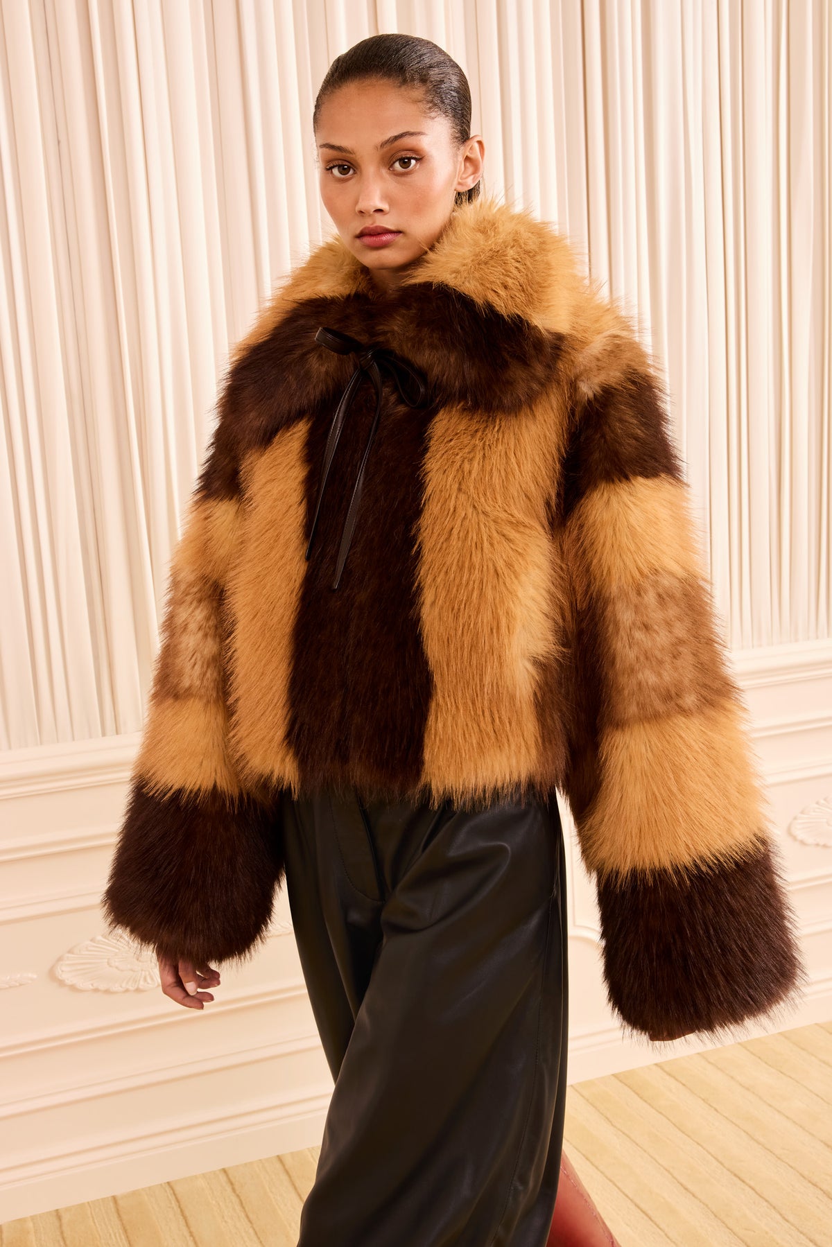 ⁣⁢Cleo Patchwork Mantel – Sable⁤⁣