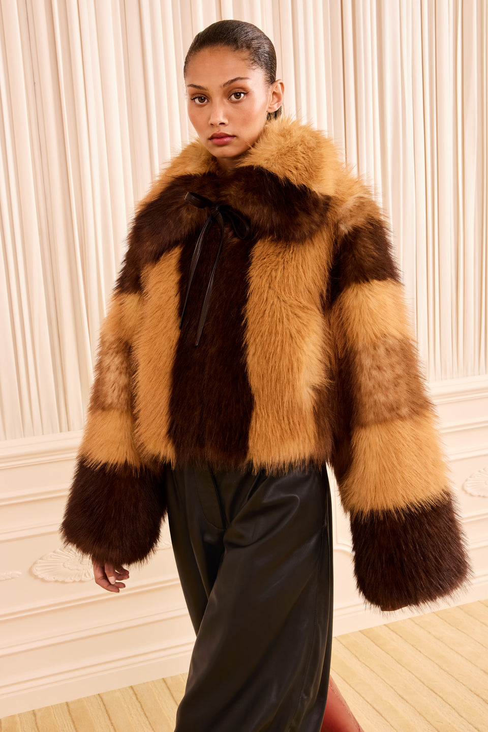 ⁣⁢Cleo Patchwork Mantel – Sable⁤⁣