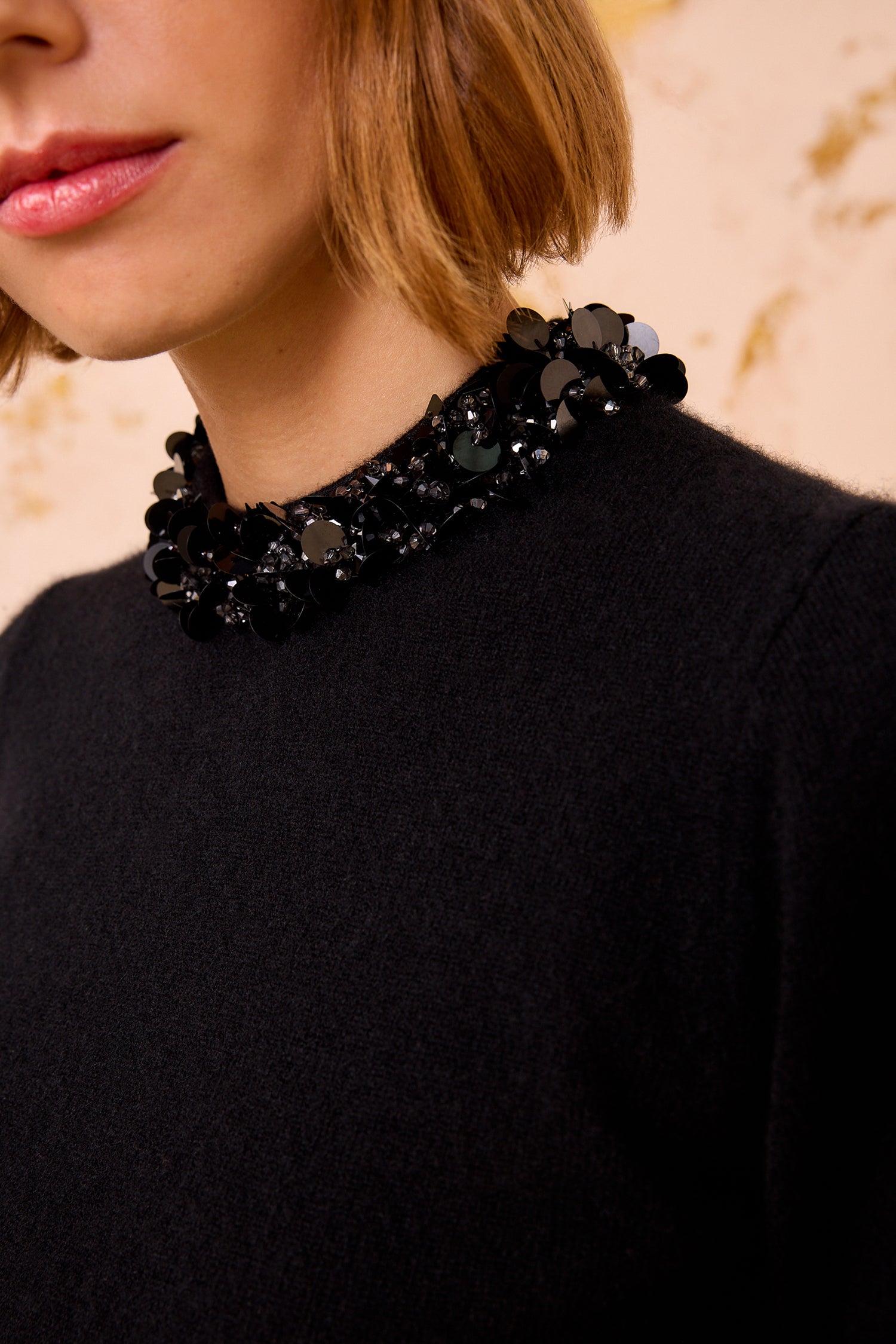 Liv Embroidered Cashmere Short Sleeve Knit - Noir