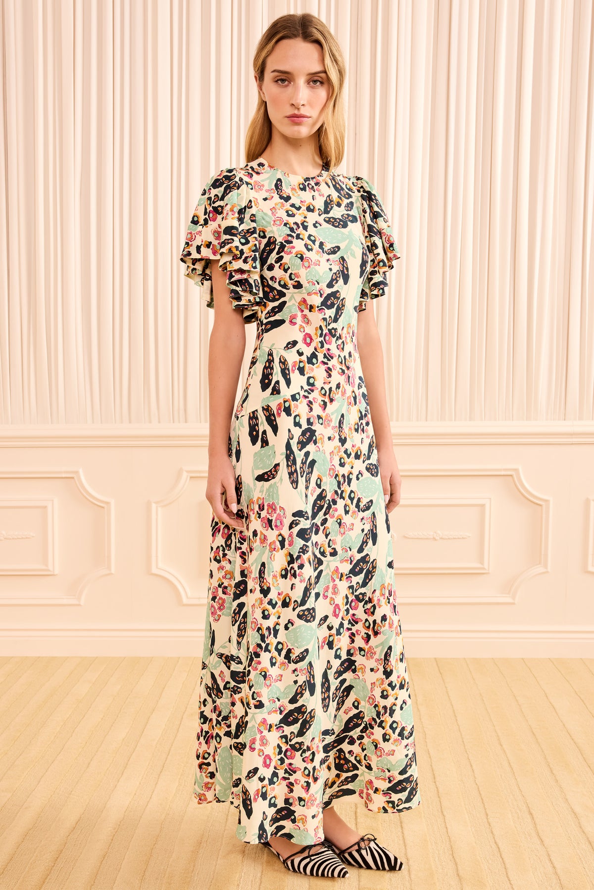 ⁣⁢Mariam Kleid mit Flatterärmeln – Calla Lilie⁤⁣