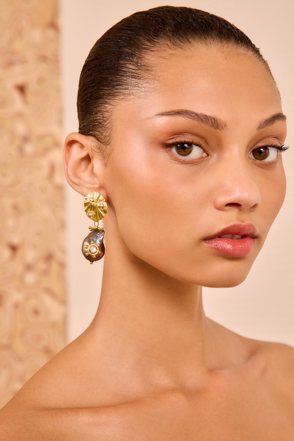 Pearl Dangle Earring - Oyster